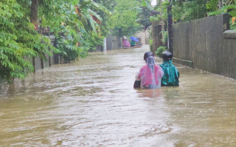 Nhiều tuyến đường x&atilde; ph&iacute;a Nam Quảng Trị ngập qu&aacute; bụng, người d&acirc;n di chuyển bằng thuyền