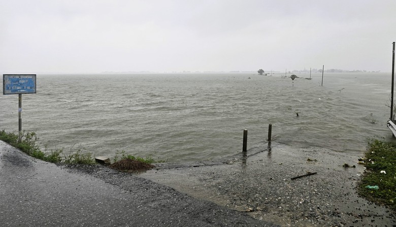 Nhiều tuyến đường x&atilde; ph&iacute;a Nam Quảng Trị ngập qu&aacute; bụng, người d&acirc;n di chuyển bằng thuyền- Ảnh 8.