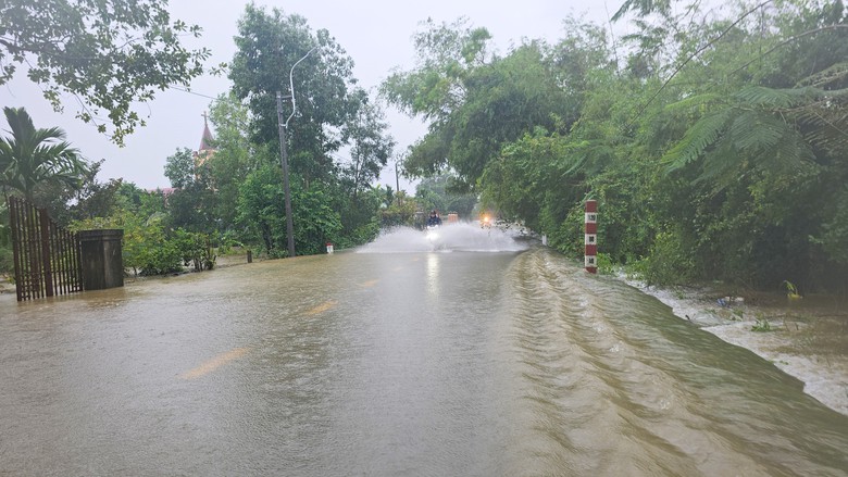 Nhiều tuyến đường x&atilde; ph&iacute;a Nam Quảng Trị ngập qu&aacute; bụng, người d&acirc;n di chuyển bằng thuyền- Ảnh 9.
