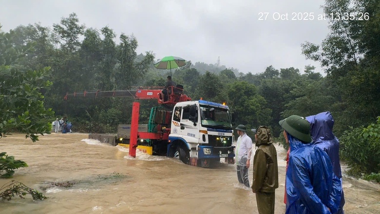 Nước lũ l&ecirc;n nhanh, c&ocirc;ng an TP Huế tập trung lực lượng đảm bảo an to&agrave;n cho d&acirc;n- Ảnh 7.