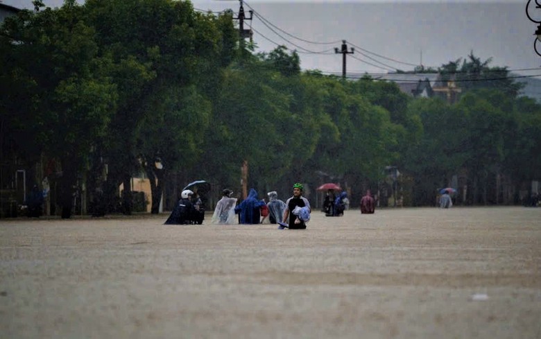 Nước lũ l&ecirc;n nhanh, c&ocirc;ng an TP Huế tập trung lực lượng đảm bảo an to&agrave;n cho d&acirc;n- Ảnh 8.
