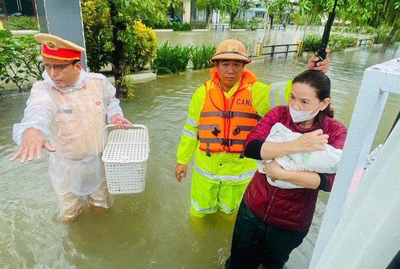 Nước lũ l&ecirc;n nhanh, c&ocirc;ng an TP Huế tập trung lực lượng đảm bảo an to&agrave;n cho d&acirc;n- Ảnh 9.