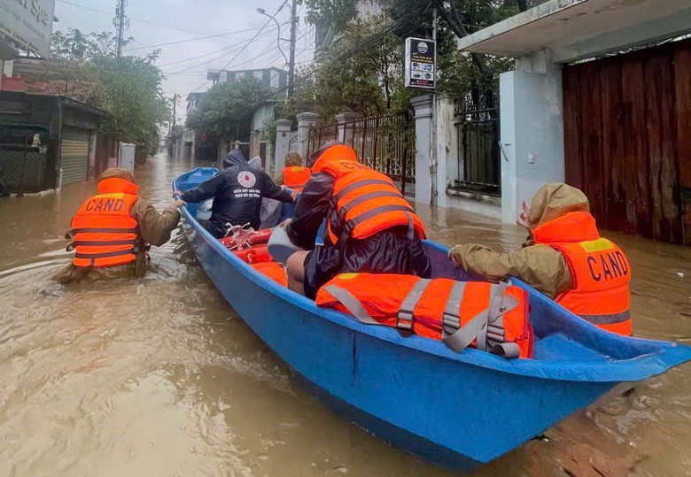 Nước lũ l&ecirc;n nhanh, c&ocirc;ng an TP Huế tập trung lực lượng đảm bảo an to&agrave;n cho d&acirc;n- Ảnh 11.