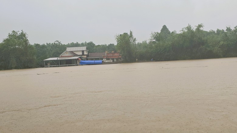 Hơn 1.500 học sinh ở Quảng Trị nghỉ học, t&agrave;u h&agrave;ng gặp sự cố do mưa lũ- Ảnh 1.