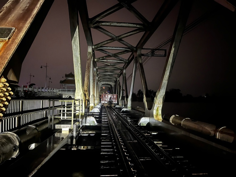 Đường sắt điều đo&agrave;n t&agrave;u 700 tấn &ldquo;chặn&rdquo; tr&ecirc;n cầu Bạch Hổ, tr&aacute;nh nước lũ cuốn tr&ocirc;i- Ảnh 2.