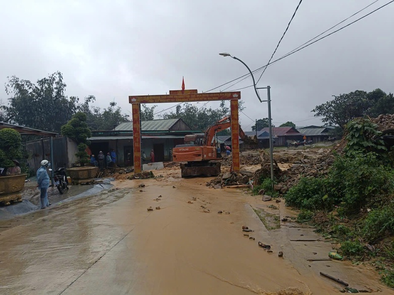 Quảng Ng&atilde;i khẩn trương khắc phục, th&ocirc;ng xe c&aacute;c tuyến đường sạt lở do mưa lũ- Ảnh 5.