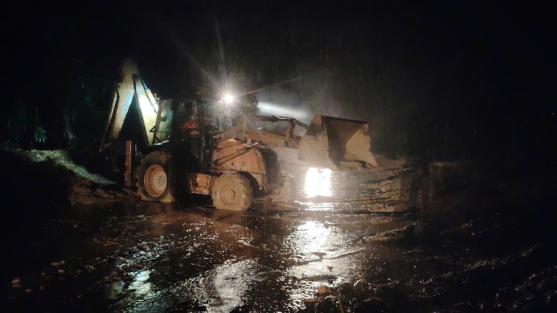 Xuy&ecirc;n đ&ecirc;m khắc phục sạt lở đường Hồ Ch&iacute; Minh qua đ&egrave;o L&ograve; Xo- Ảnh 1.