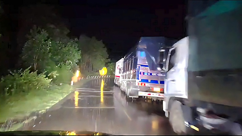 Xuy&ecirc;n đ&ecirc;m khắc phục sạt lở đường Hồ Ch&iacute; Minh qua đ&egrave;o L&ograve; Xo- Ảnh 3.