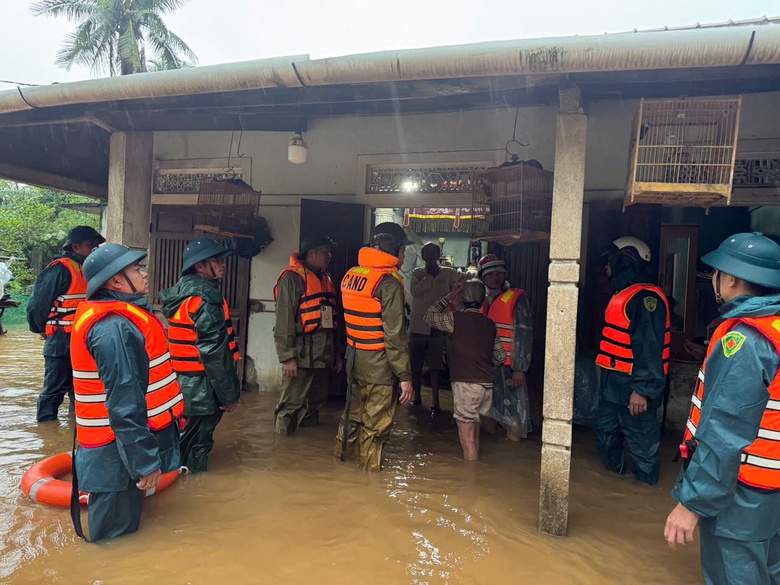 Đ&oacute;ng đường cao tốc qua Huế, cẩu &ocirc; t&ocirc; mắc kẹt giữa sạt lở- Ảnh 8.