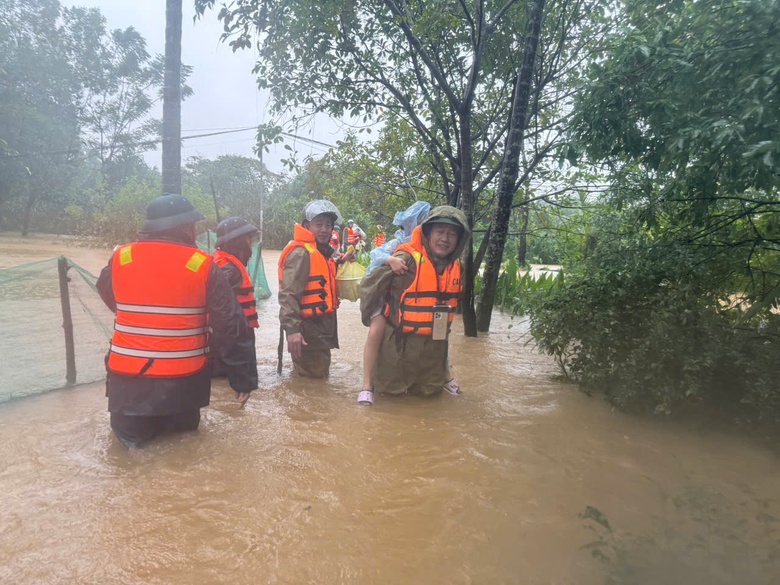 Đ&oacute;ng đường cao tốc qua Huế, cẩu &ocirc; t&ocirc; mắc kẹt giữa sạt lở- Ảnh 9.
