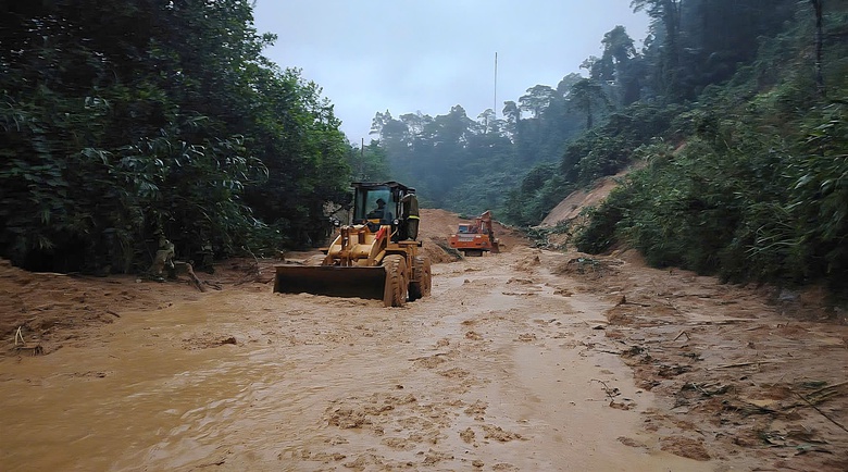 Xuy&ecirc;n đ&ecirc;m khắc phục sạt lở đường Hồ Ch&iacute; Minh qua đ&egrave;o L&ograve; Xo- Ảnh 2.