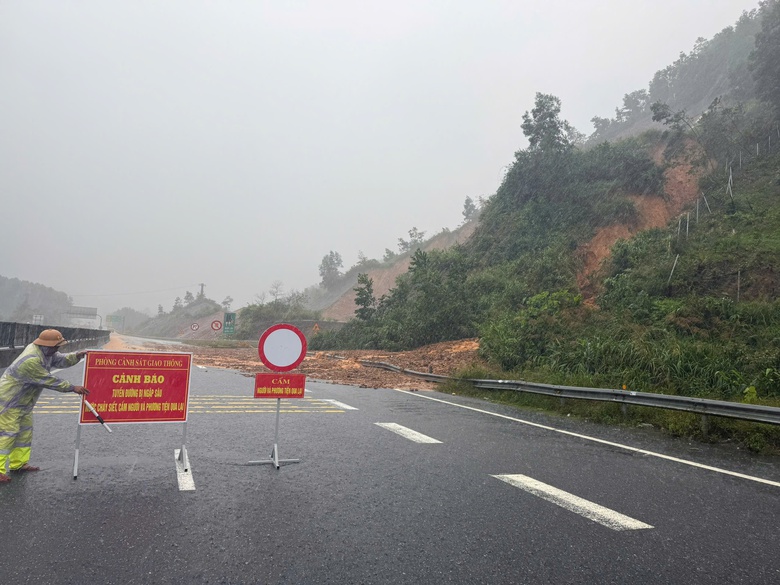 Đ&oacute;ng đường cao tốc qua Huế, cẩu &ocirc; t&ocirc; mắc kẹt giữa sạt lở- Ảnh 4.