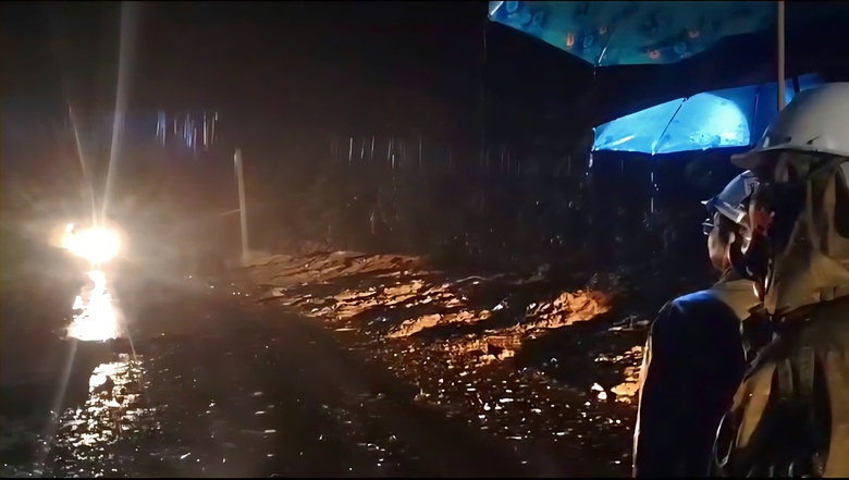 Xuy&ecirc;n đ&ecirc;m khắc phục sạt lở đường Hồ Ch&iacute; Minh qua đ&egrave;o L&ograve; Xo- Ảnh 7.