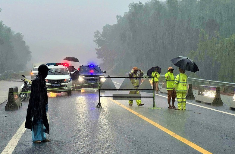 Cận cảnh sạt lở, nước tr&agrave;n cắt mặt cao tốc La Sơn - T&uacute;y Loan qua Huế- Ảnh 5.