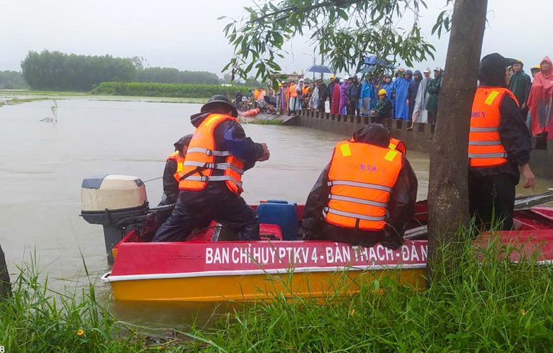 Hơn 200 c&aacute;n bộ, chiến sĩ tham gia khắc phục hậu quả mưa lũ, ngập &uacute;ng tại Đ&agrave; Nẵng- Ảnh 2.