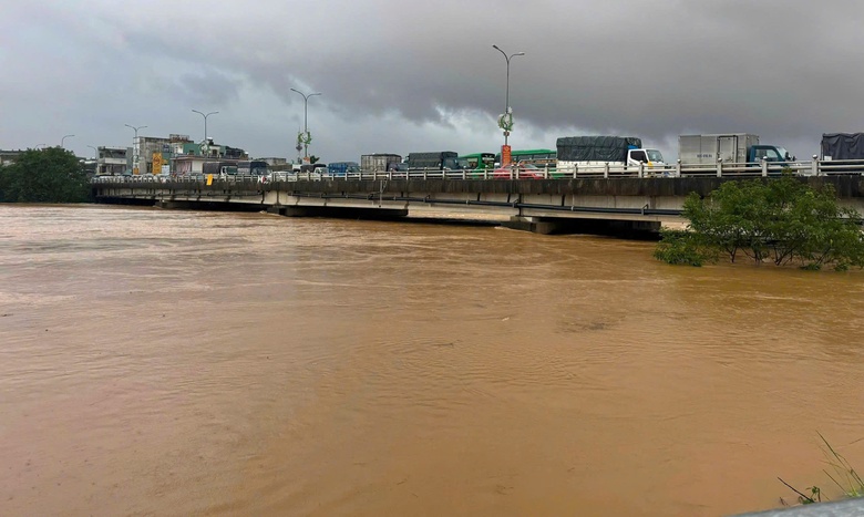 Mưa lũ Đ&agrave; Nẵng: Đồng bằng ngập lụt, miền n&uacute;i li&ecirc;n tiếp sạt lở- Ảnh 1.