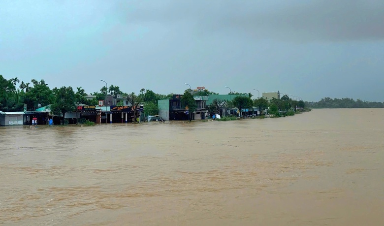 Mưa lũ Đ&agrave; Nẵng: Đồng bằng ngập lụt, miền n&uacute;i li&ecirc;n tiếp sạt lở- Ảnh 7.