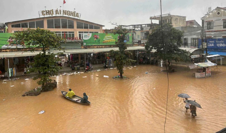 Mưa lũ Đ&agrave; Nẵng: Đồng bằng ngập lụt, miền n&uacute;i li&ecirc;n tiếp sạt lở- Ảnh 8.