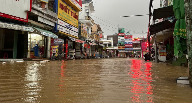 Mưa lũ Đ&agrave; Nẵng: Đồng bằng ngập lụt, miền n&uacute;i li&ecirc;n tiếp sạt lở- Ảnh 6.