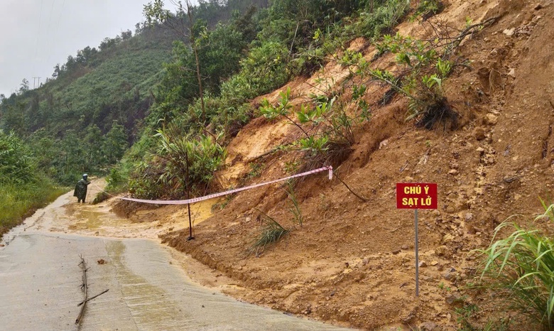 Mưa lũ Đ&agrave; Nẵng: Đồng bằng ngập lụt, miền n&uacute;i li&ecirc;n tiếp sạt lở- Ảnh 9.