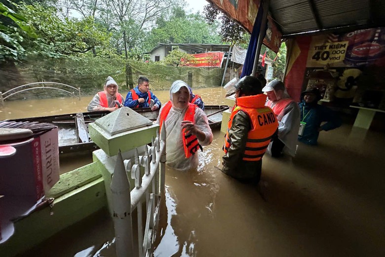 Nước lũ l&ecirc;n nhanh, c&ocirc;ng an TP Huế tập trung lực lượng đảm bảo an to&agrave;n cho d&acirc;n- Ảnh 5.