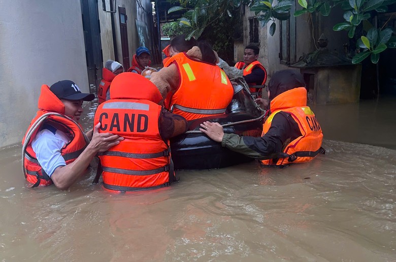 Nước lũ l&ecirc;n nhanh, c&ocirc;ng an TP Huế tập trung lực lượng đảm bảo an to&agrave;n cho d&acirc;n- Ảnh 4.
