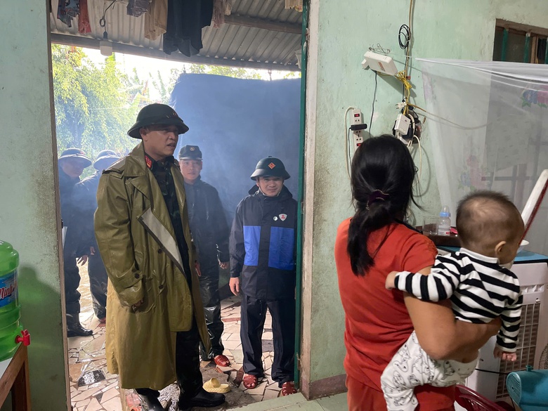 Lực lượng qu&acirc;n đội, c&ocirc;ng an Đ&agrave; Nẵng hỗ trợ đưa người v&agrave; t&agrave;i sản tr&aacute;nh lũ- Ảnh 4.