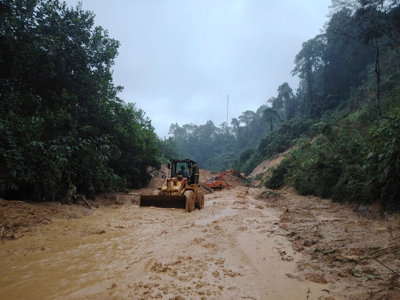 Quảng Ng&atilde;i khẩn trương khắc phục, th&ocirc;ng xe c&aacute;c tuyến đường sạt lở do mưa lũ- Ảnh 1.
