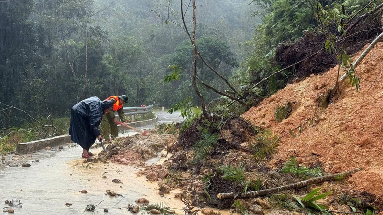 Quảng Ng&atilde;i khẩn trương khắc phục, th&ocirc;ng xe c&aacute;c tuyến đường sạt lở do mưa lũ- Ảnh 4.