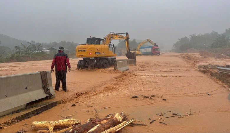 Khẩn trương khắc phục sự cố mưa lũ tại cao tốc La Sơn - H&ograve;a Li&ecirc;n- Ảnh 1.