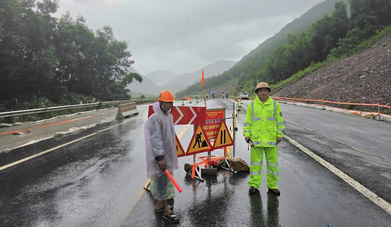 Khẩn trương khắc phục sự cố mưa lũ tại cao tốc La Sơn - H&ograve;a Li&ecirc;n- Ảnh 3.