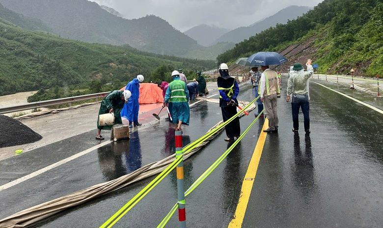 Khẩn trương khắc phục sự cố mưa lũ tại cao tốc La Sơn - H&ograve;a Li&ecirc;n- Ảnh 2.