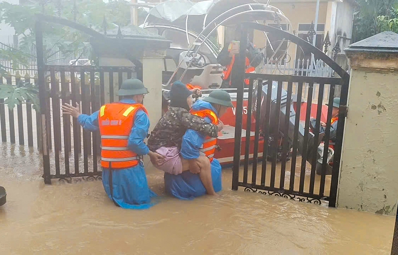 Đ&agrave; Nẵng: Huy động 6.300 chiến sĩ sơ t&aacute;n 4.200 hộ; hai ng&ocirc;i nh&agrave; đổ sập do đồi sạt lở- Ảnh 9.