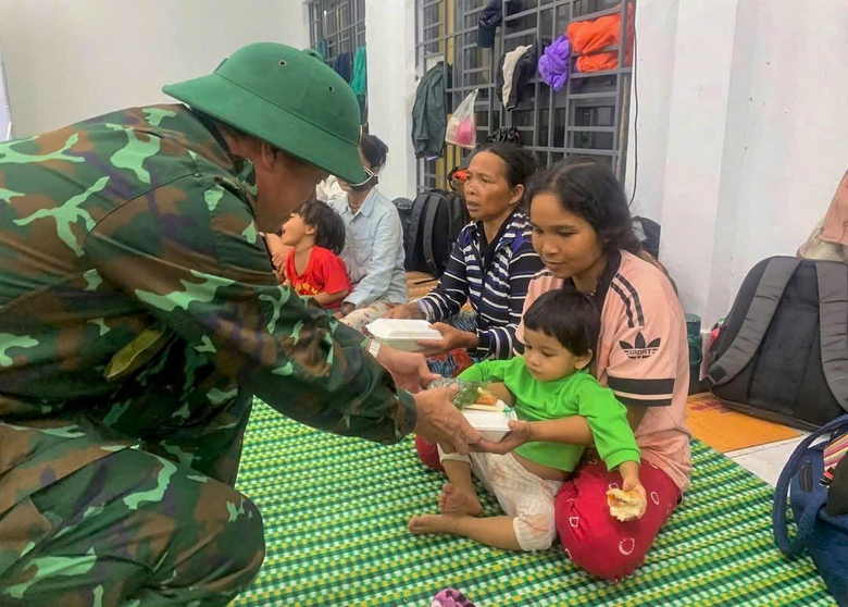 Đ&agrave; Nẵng: Huy động 6.300 chiến sĩ sơ t&aacute;n 4.200 hộ; hai ng&ocirc;i nh&agrave; đổ sập do đồi sạt lở- Ảnh 11.