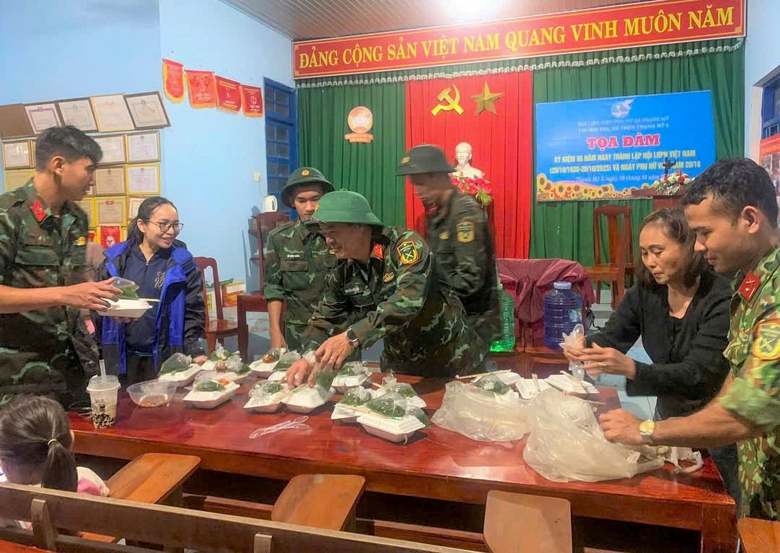 Đ&agrave; Nẵng: Huy động 6.300 chiến sĩ sơ t&aacute;n 4.200 hộ; hai ng&ocirc;i nh&agrave; đổ sập do đồi sạt lở- Ảnh 10.