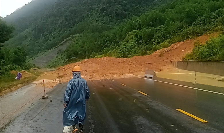 Mưa lớn li&ecirc;n tục, cao tốc La Sơn - H&ograve;a Li&ecirc;n xuất hiện nhiều điểm sạt lở- Ảnh 1.