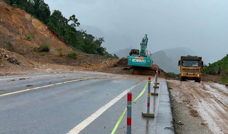 Mưa lớn li&ecirc;n tục, cao tốc La Sơn - H&ograve;a Li&ecirc;n xuất hiện nhiều điểm sạt lở- Ảnh 4.