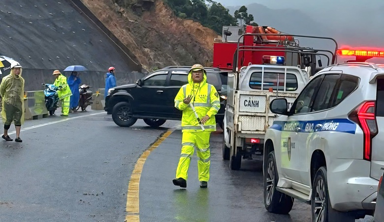 Mưa lớn li&ecirc;n tục, cao tốc La Sơn - H&ograve;a Li&ecirc;n xuất hiện nhiều điểm sạt lở- Ảnh 6.