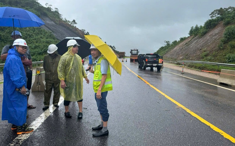 Mưa lớn li&ecirc;n tục, cao tốc La Sơn - H&ograve;a Li&ecirc;n xuất hiện nhiều điểm sạt lở- Ảnh 5.