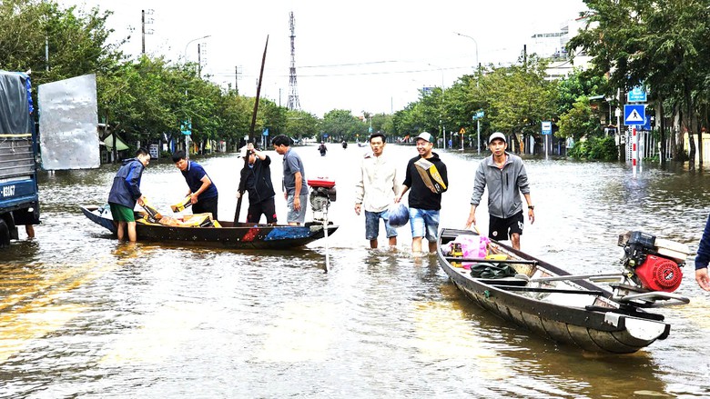 Huế: Đường phố biến th&agrave;nh s&ocirc;ng, giao th&ocirc;ng t&ecirc; liệt- Ảnh 1.