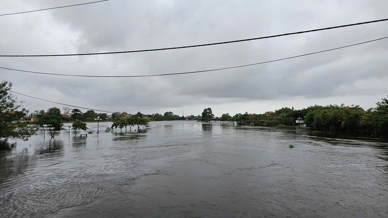 Huế: Đường phố biến th&agrave;nh s&ocirc;ng, giao th&ocirc;ng t&ecirc; liệt- Ảnh 3.