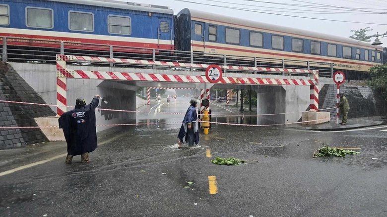 Bộ X&acirc;y dựng y&ecirc;u cầu triển khai phương &aacute;n ứng ph&oacute; lũ ở mức cao nhất, bảo đảm ATGT- Ảnh 1.