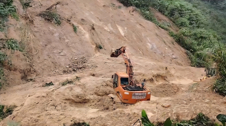 QL1A qua Đ&agrave; Nẵng ngập s&acirc;u, đường Hồ Ch&iacute; Minh tiếp tục sạt lở- Ảnh 3.