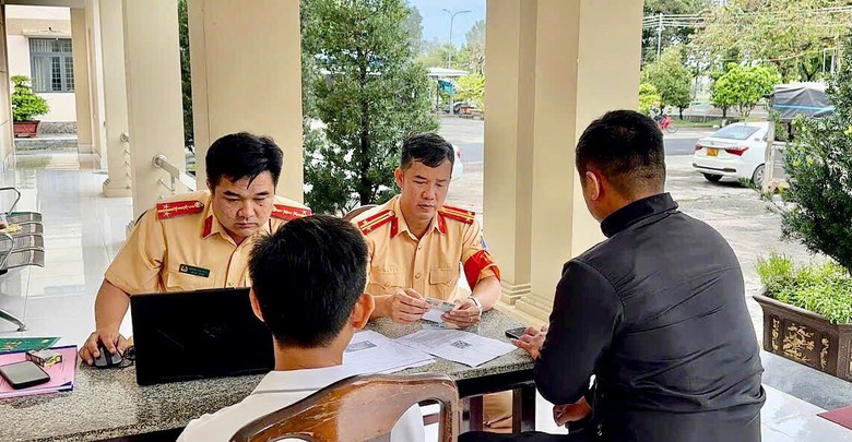 Qua hệ thống camera gi&aacute;m s&aacute;t, phạt nguội hai trường hợp nhiều lần kh&ocirc;ng đội mũ bảo hiểm- Ảnh 1.