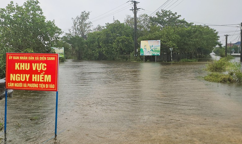Nhiều nơi tại Quảng Trị ngập s&acirc;u do mưa lũ, đ&atilde; di dời hơn 115 hộ d&acirc;n đến nơi an to&agrave;n- Ảnh 2.