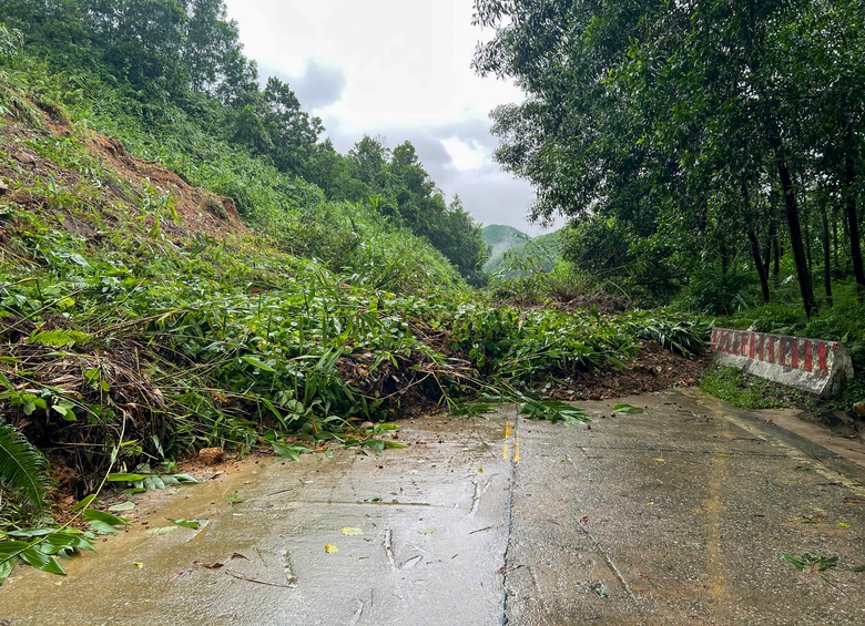 Đ&agrave; Nẵng: Huy động 6.300 chiến sĩ sơ t&aacute;n 4.200 hộ; hai ng&ocirc;i nh&agrave; đổ sập do đồi sạt lở- Ảnh 5.