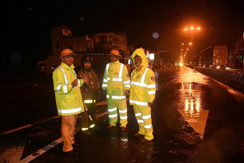 Đ&agrave; Nẵng: Huy động 6.300 chiến sĩ sơ t&aacute;n 4.200 hộ; hai ng&ocirc;i nh&agrave; đổ sập do đồi sạt lở- Ảnh 6.