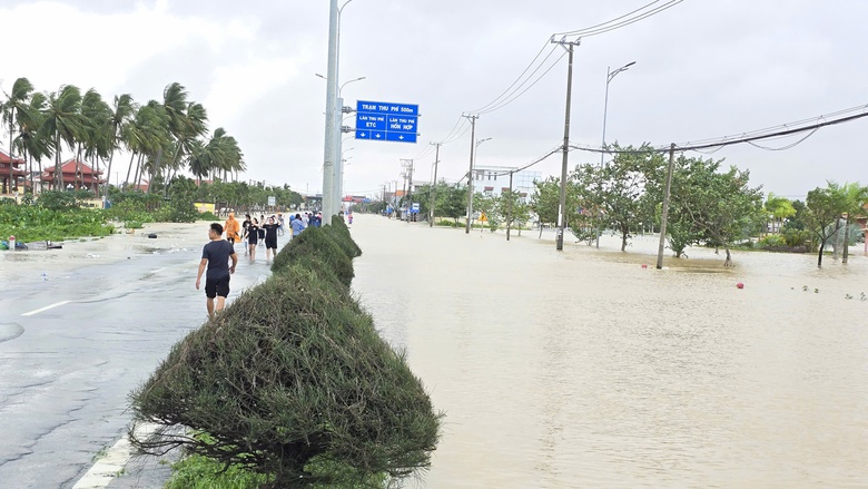 QL1A qua Đ&agrave; Nẵng ngập s&acirc;u, đường Hồ Ch&iacute; Minh tiếp tục sạt lở- Ảnh 6.