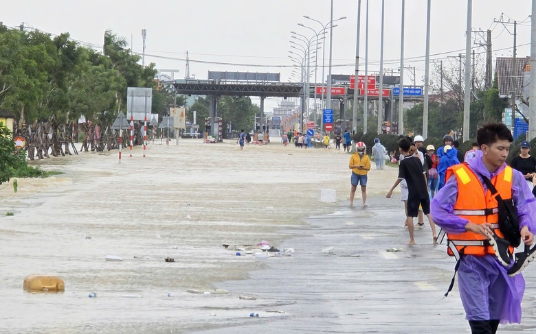 QL1A qua Đ&agrave; Nẵng ngập s&acirc;u, đường Hồ Ch&iacute; Minh tiếp tục sạt lở