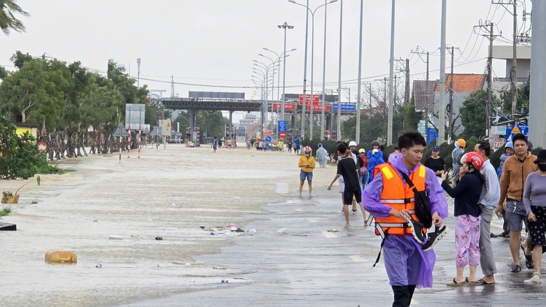 QL1A qua Đ&agrave; Nẵng ngập s&acirc;u, đường Hồ Ch&iacute; Minh tiếp tục sạt lở- Ảnh 7.